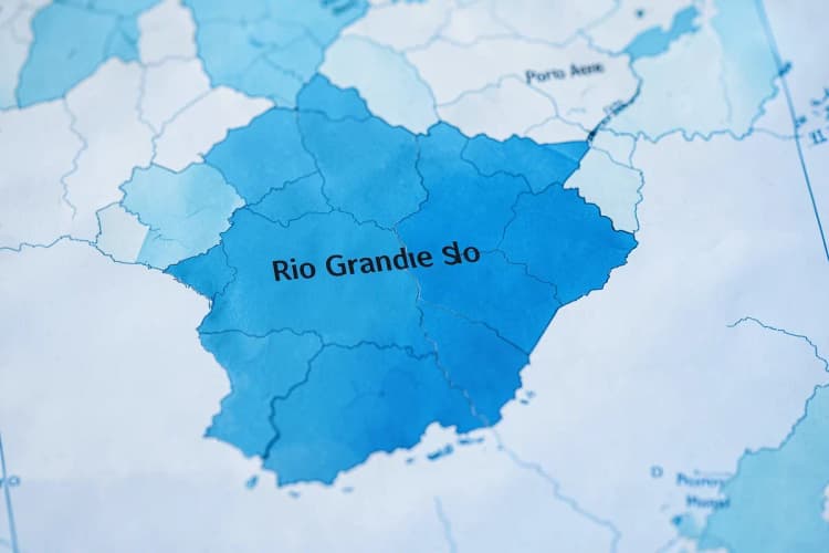 Mapa do Brasil com destaque para o estado do Rio Grande do Sul e a cidade de Porto Alegre.