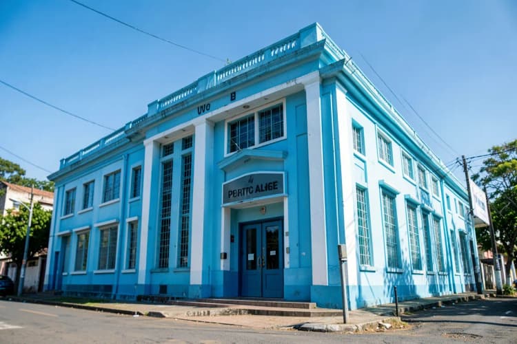 Fachada do prédio do consulado americano em Porto Alegre.