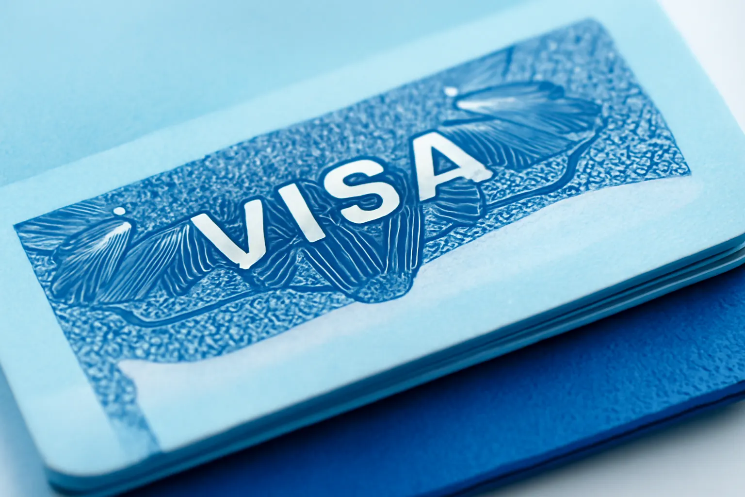 Selo de passaporte americano com carimbo de visto em um passaporte azul.