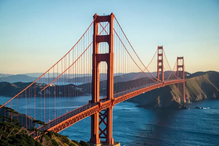 Ponte Golden Gate em São Francisco, EUA, ao pôr do sol.