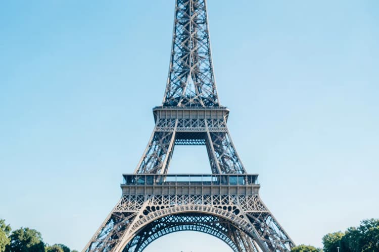 Torre Eiffel em Paris, França, com a cidade ao fundo.