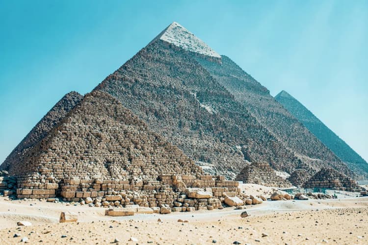 Pirâmides de Gizé no Egito, com o deserto ao redor.