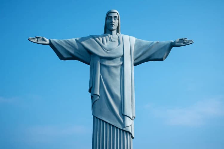Cristo Redentor no Rio de Janeiro, Brasil, com a cidade ao fundo.