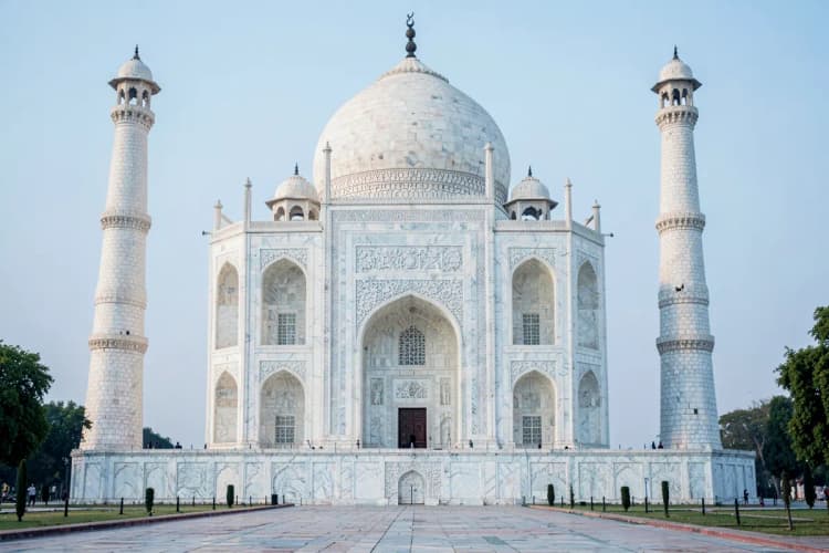 Taj Mahal na Índia, com reflexo na água.