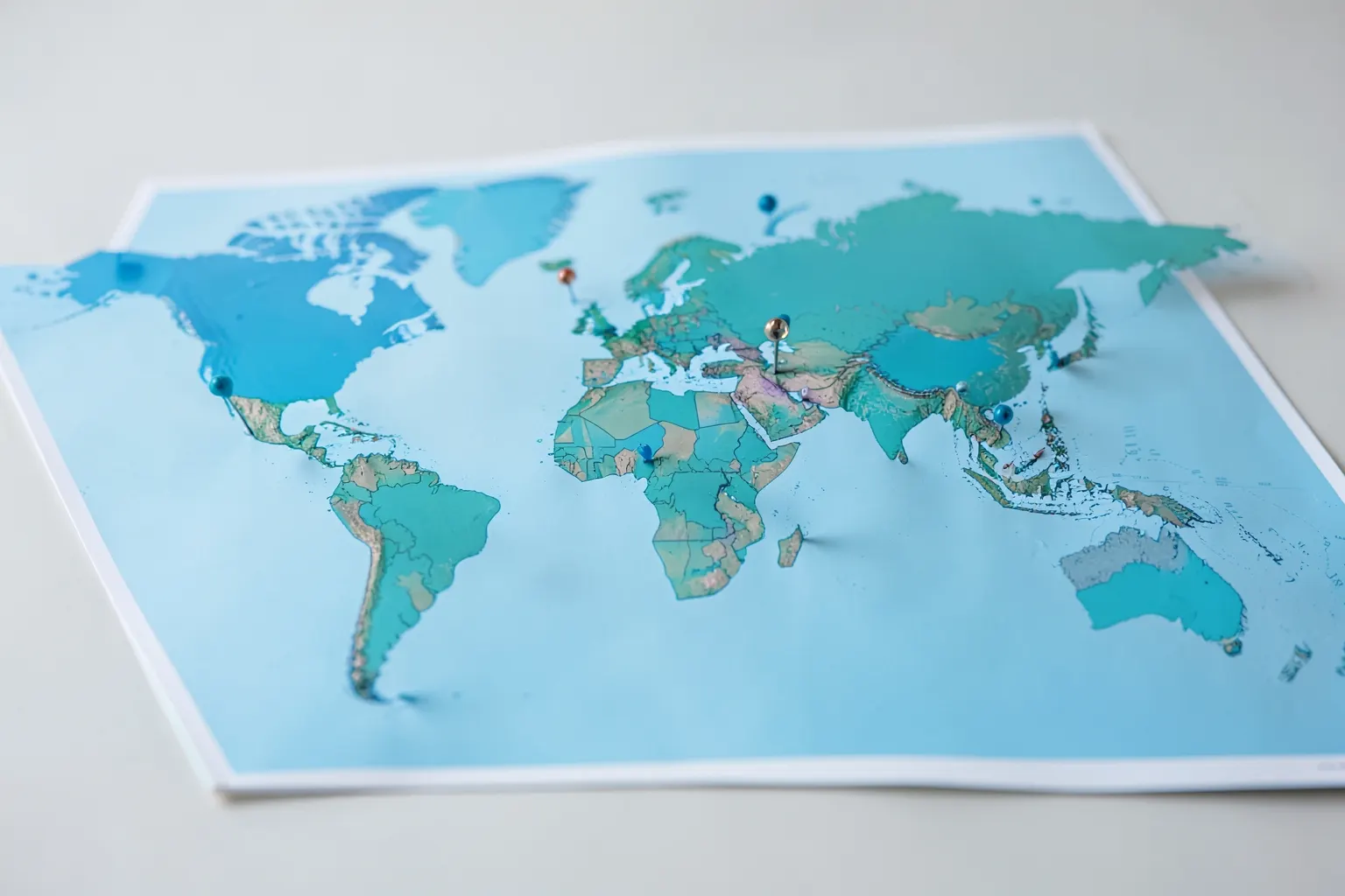 Mapa múndi com pinos em vários países, representando destinos internacionais.