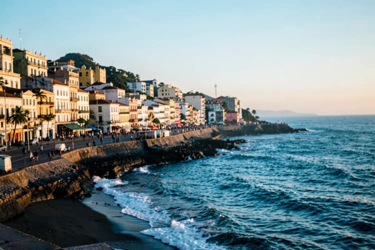 Vista panorâmica da orla de Fortaleza com prédios e mar azul