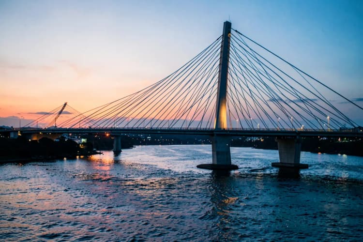 Ponte Newton Navarro sobre o rio Potengi em Natal ao entardecer
