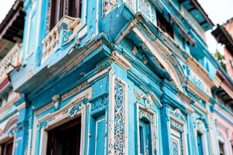Fachada colorida de um casarão antigo no Recife Antigo, Pernambuco